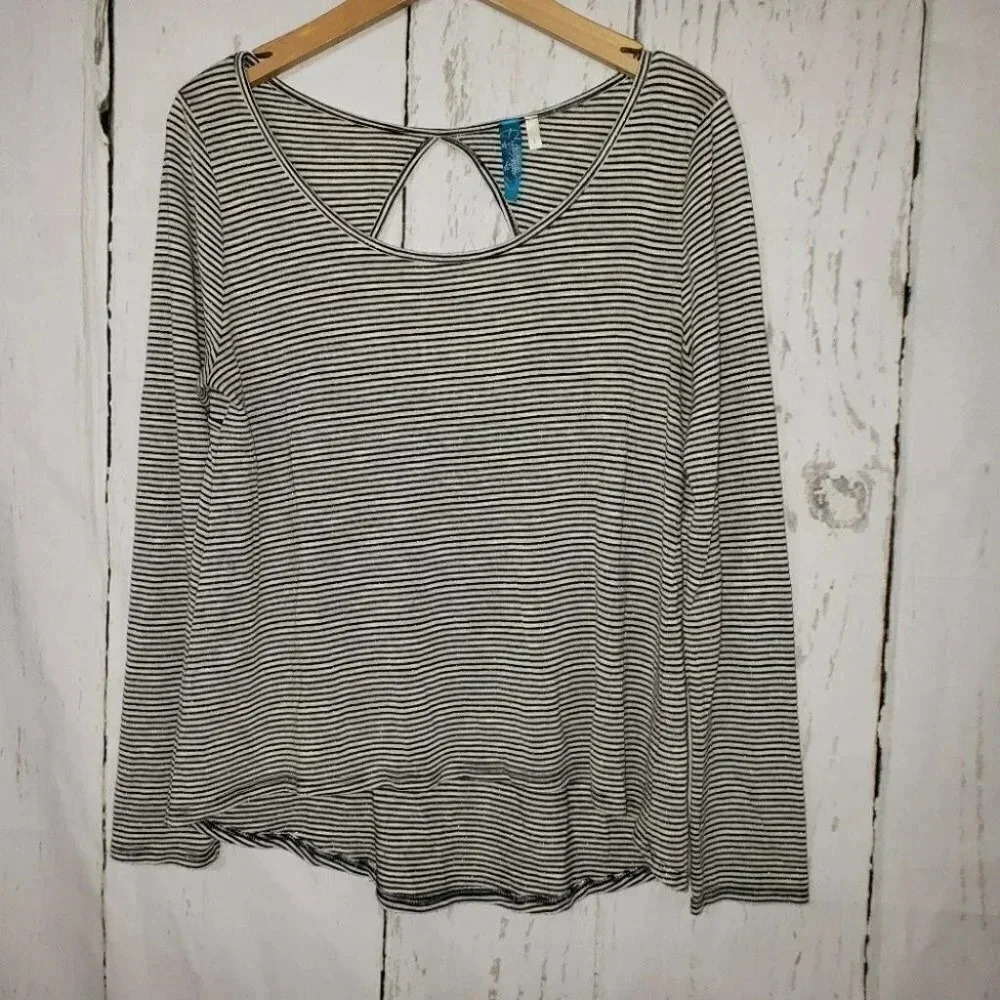 Luttons black and white striped tunic